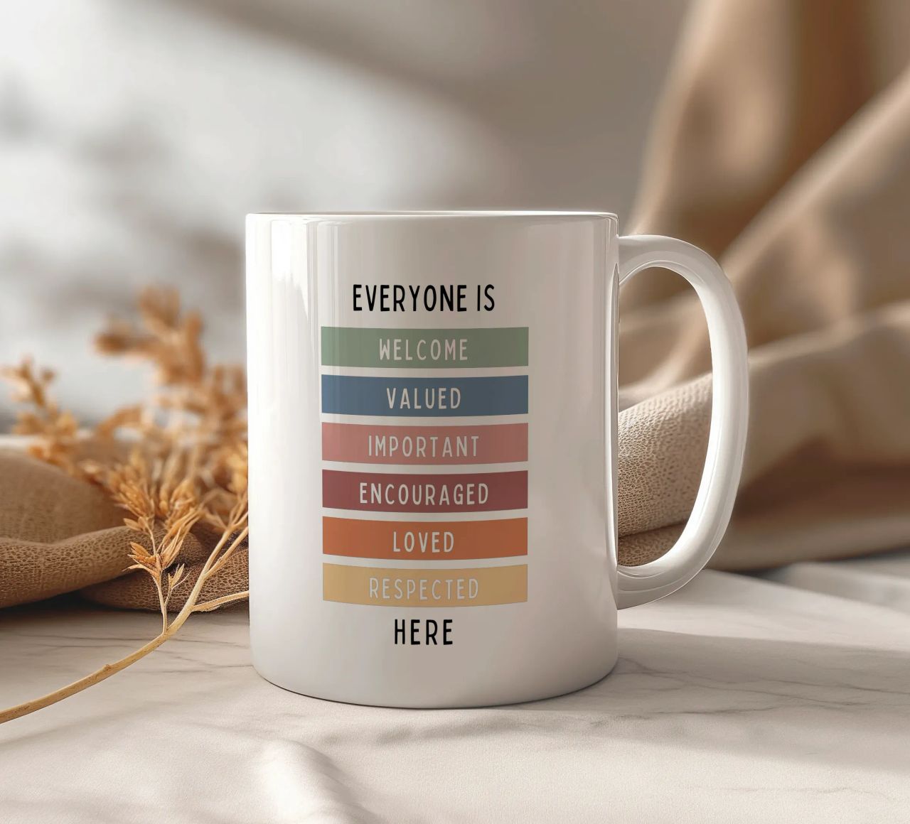 Tout le monde est le bienvenu ici V1 mug en céramique de heatherloulin