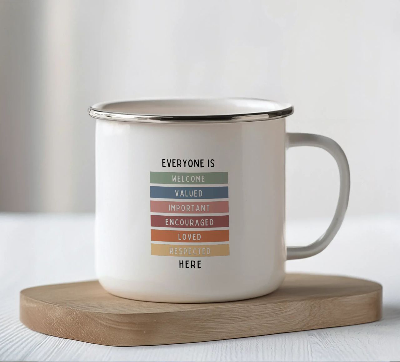 Tout le monde est le bienvenu ici V1 mug en émail de heatherloulin