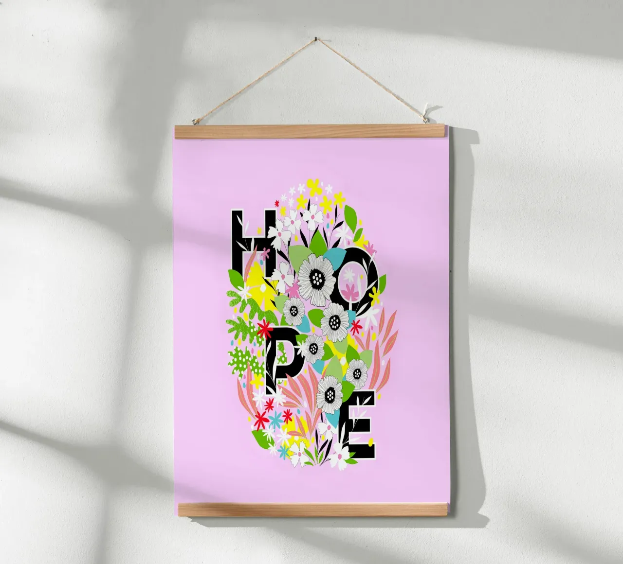 HOPE - Uovo di Pasqua floreale tipografico in rosa e giallo gioioso poster con telaio in legno da Dominique Vari Words