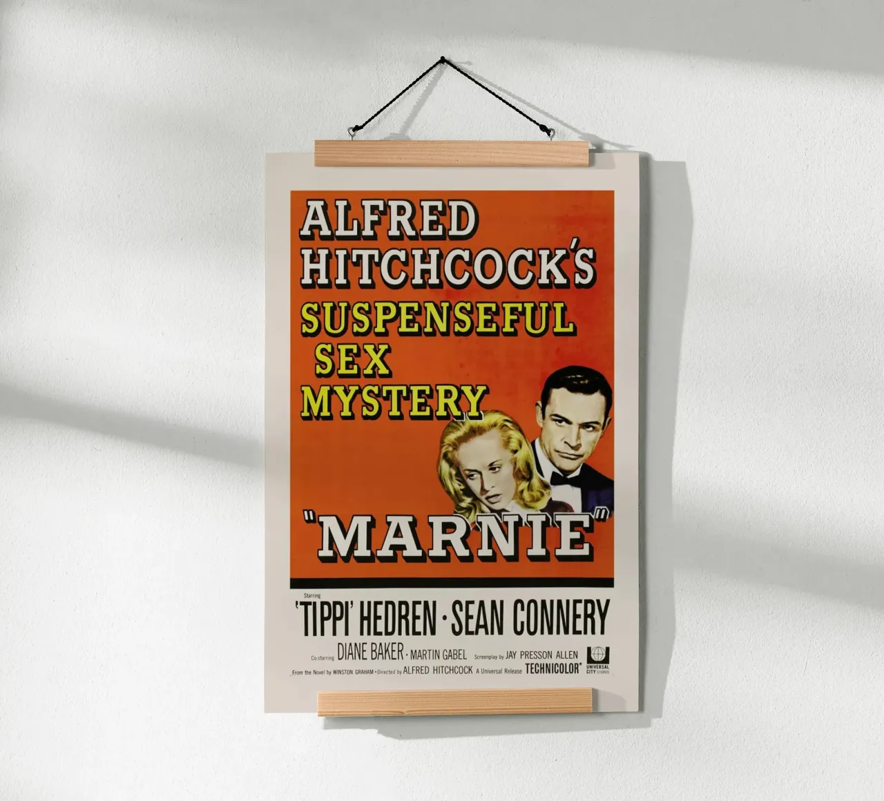 ‘Marnie’ Retro Movie Poster poster con telaio in alluminio da Gallery Print and Art Limited