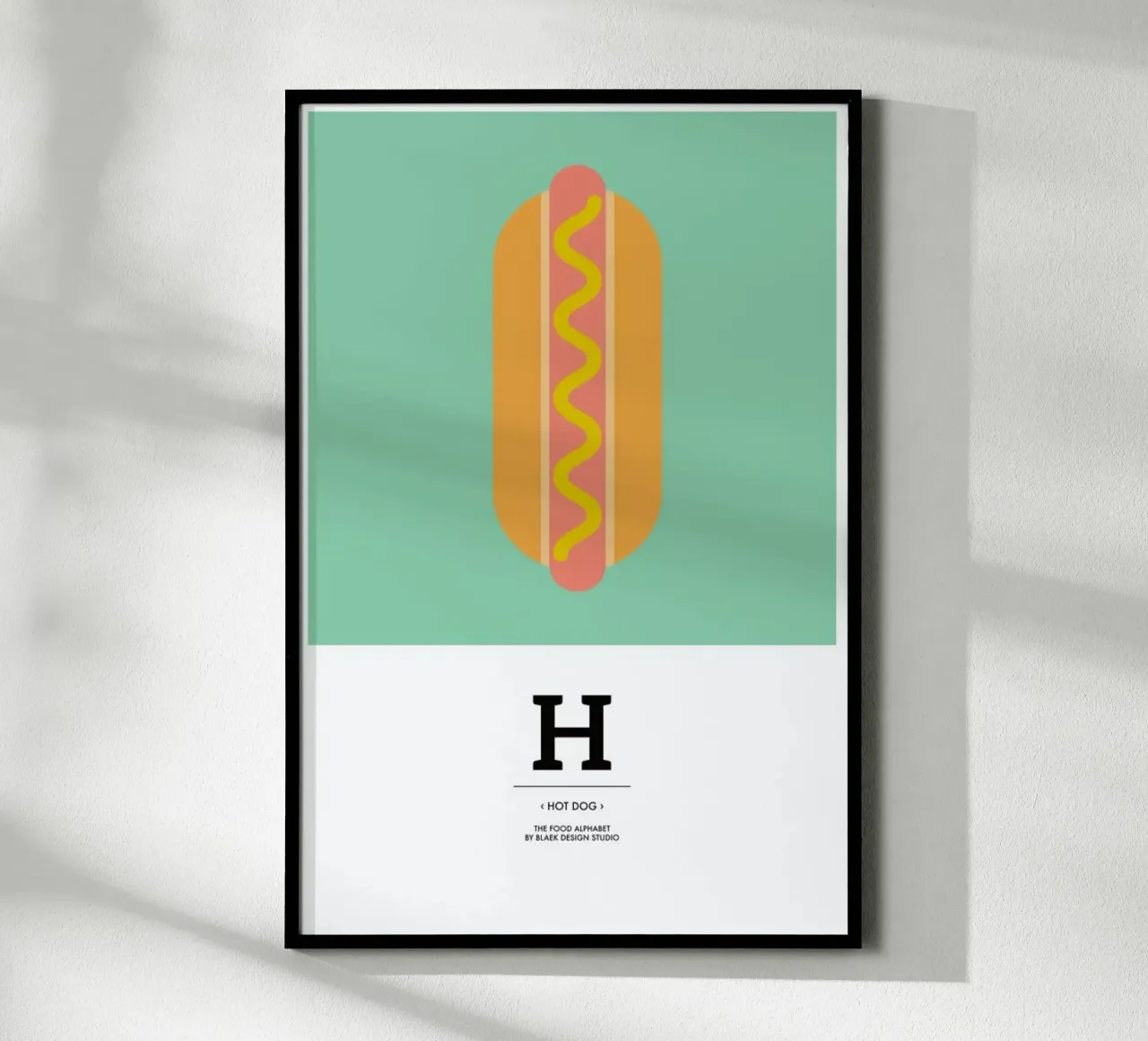 „The Food Alphabet“ - H like Hot Dog poster con telaio in legno da BLAEK Design Studio