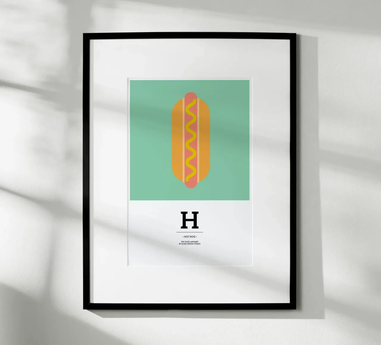 „The Food Alphabet“ - H like Hot Dog poster con telaio in legno da BLAEK Design Studio