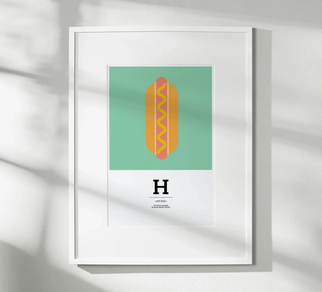 „The Food Alphabet“ - H like Hot Dog poster con telaio in legno da BLAEK Design Studio