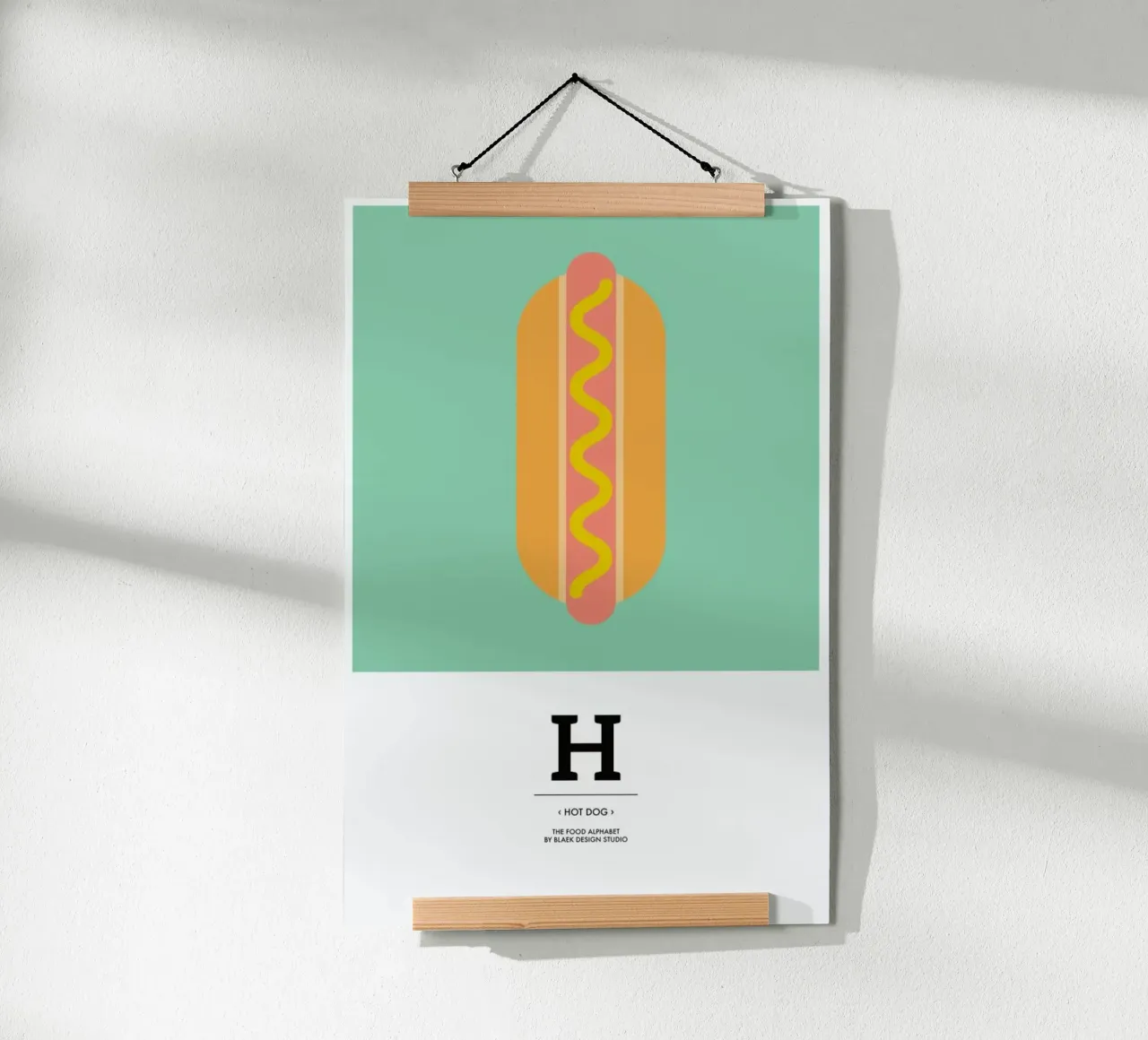 „The Food Alphabet“ - H like Hot Dog poster con telaio in legno da BLAEK Design Studio