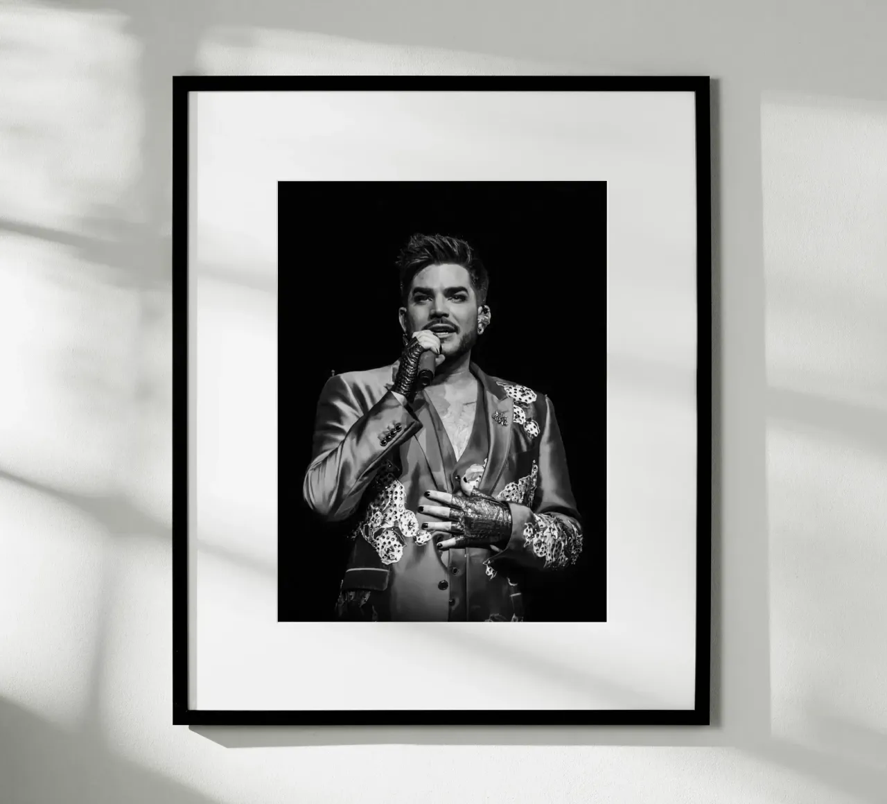 Il concerto di Adam Lambert poster con telaio in plastica da HUMMERSONIC