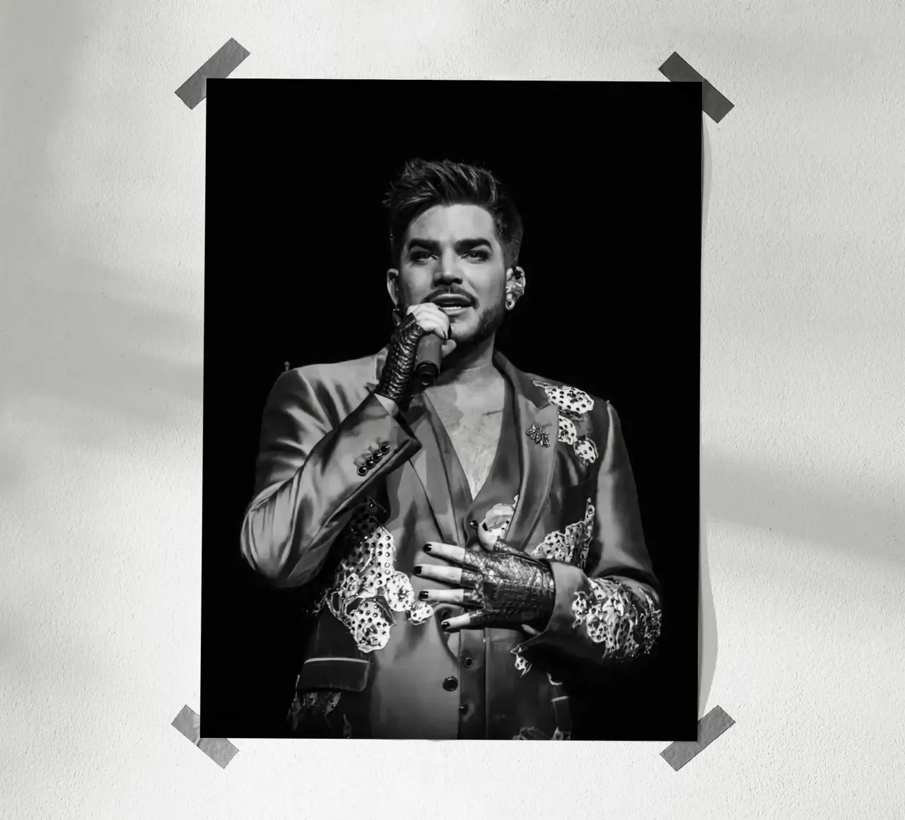 Il concerto di Adam Lambert poster con telaio in plastica da HUMMERSONIC