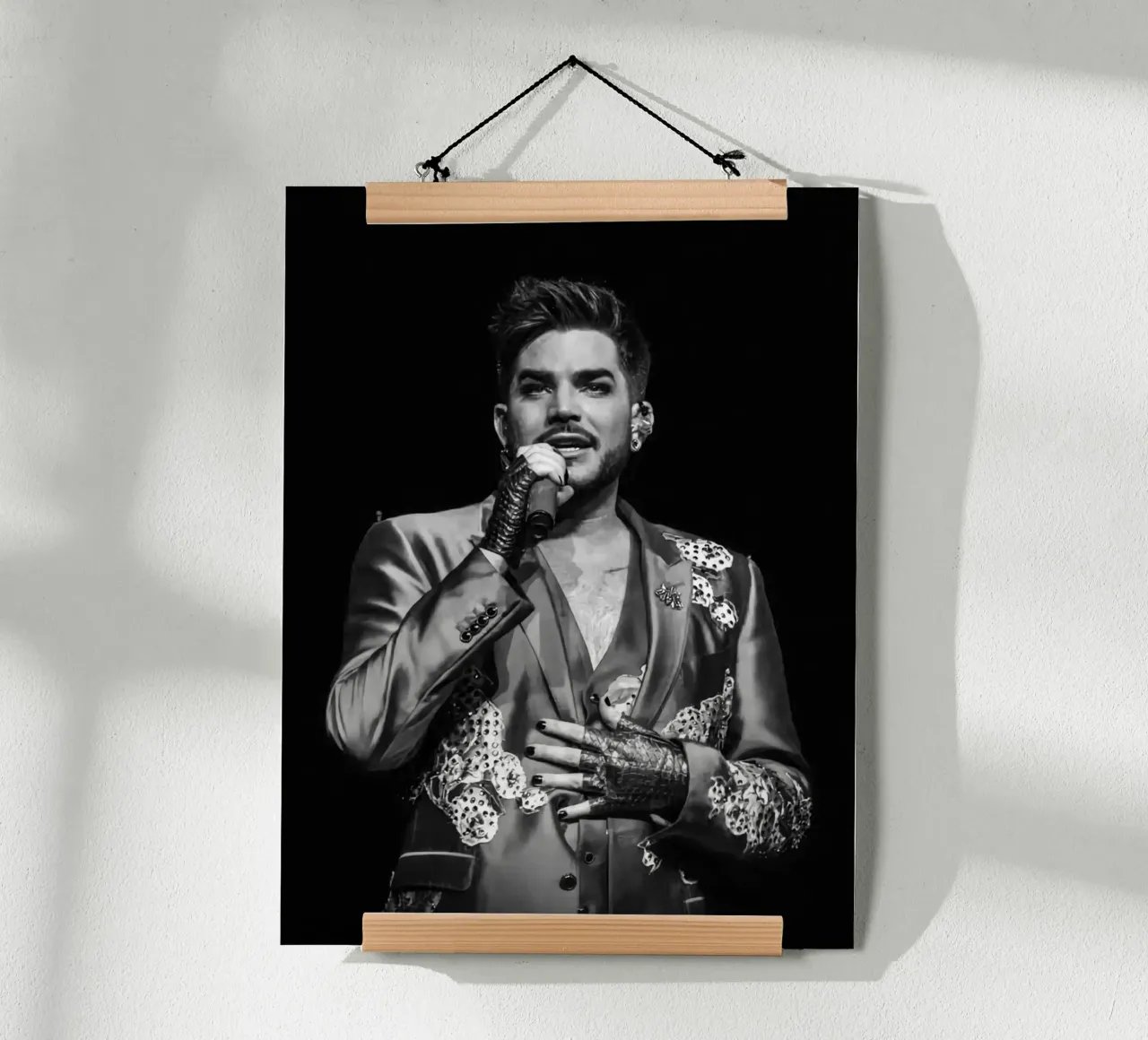 Il concerto di Adam Lambert poster con telaio in plastica da HUMMERSONIC
