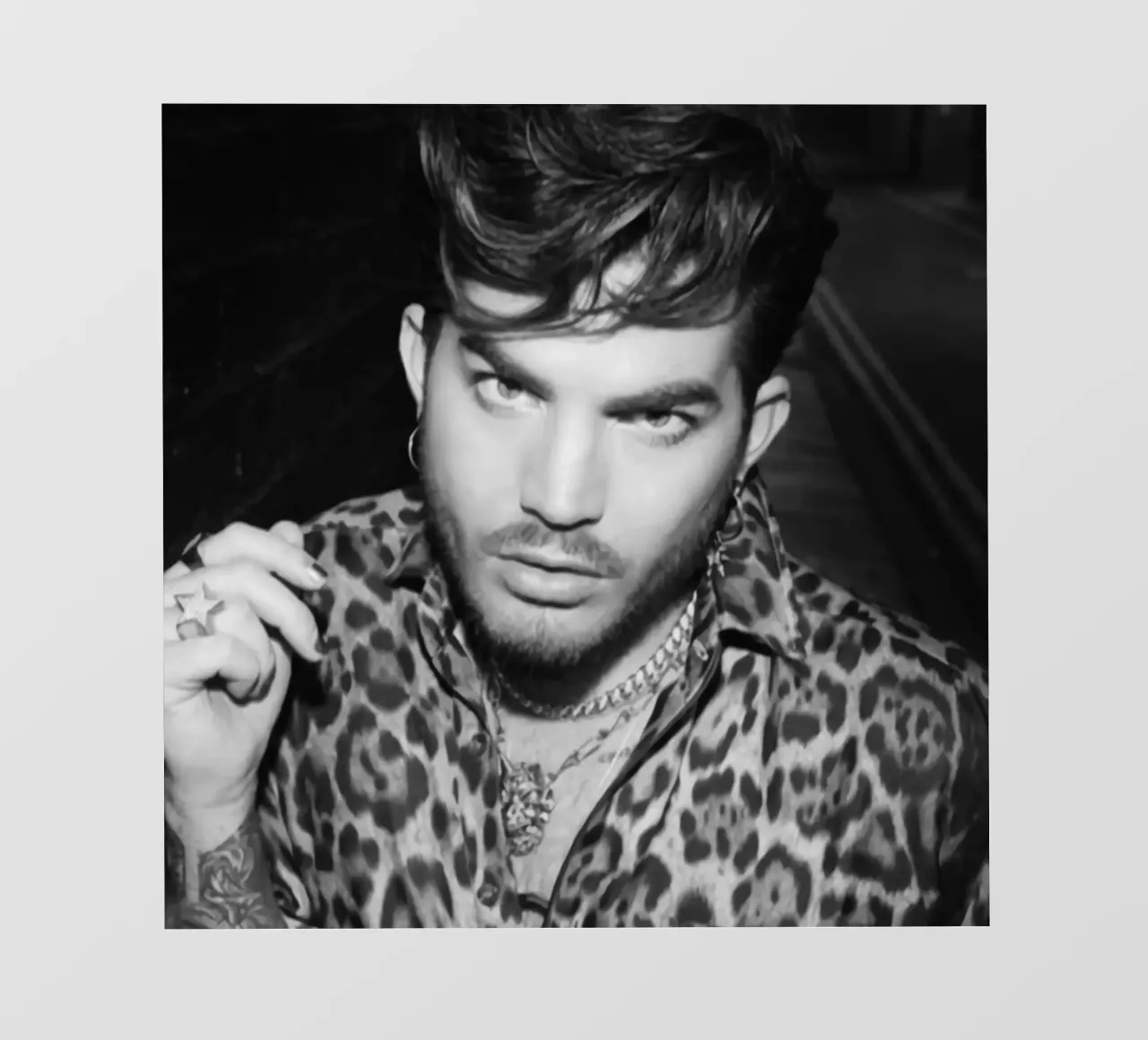 Lo sguardo di Adam Lambert pellicola backlit da HUMMERSONIC