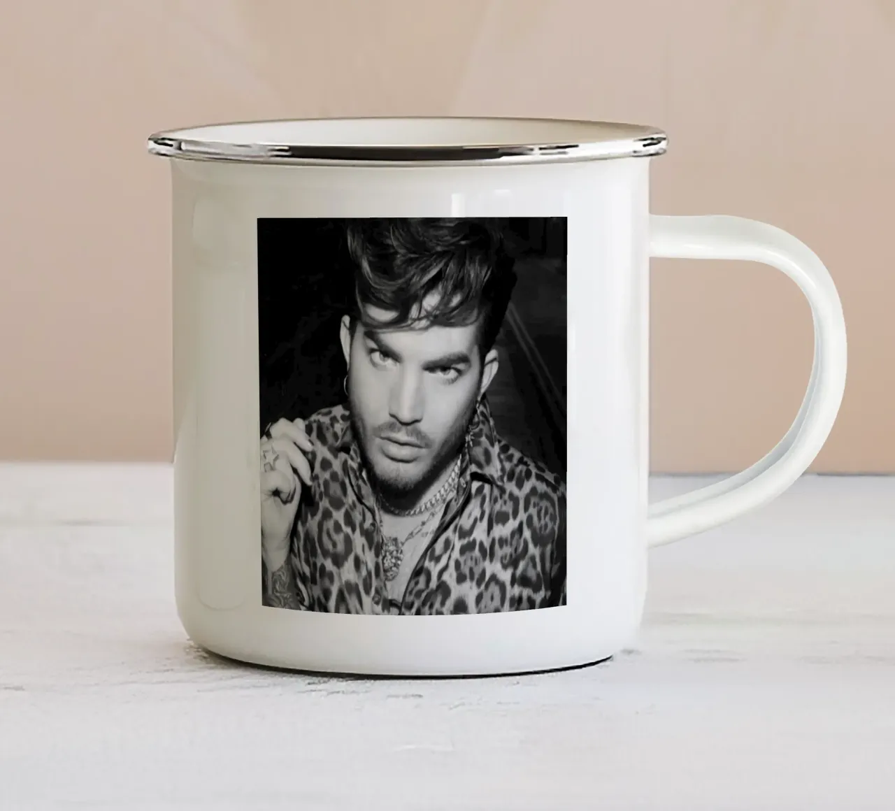 Lo sguardo di Adam Lambert tazza in smalto da HUMMERSONIC