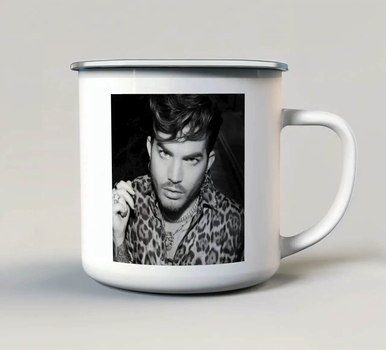 Lo sguardo di Adam Lambert tazza in smalto da HUMMERSONIC