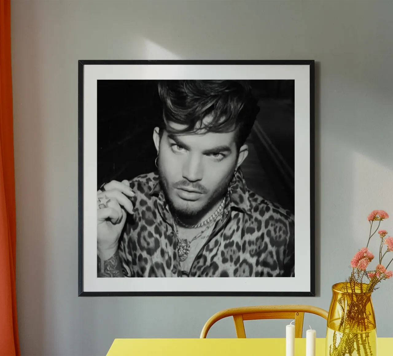 Lo sguardo di Adam Lambert poster con telaio in legno da HUMMERSONIC