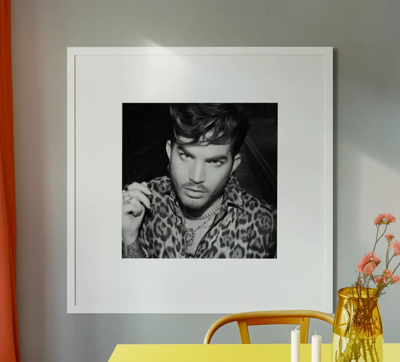 Lo sguardo di Adam Lambert poster con telaio in legno da HUMMERSONIC