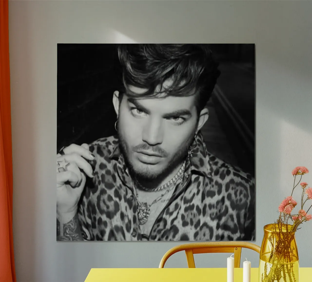 Lo sguardo di Adam Lambert poster con telaio in legno da HUMMERSONIC