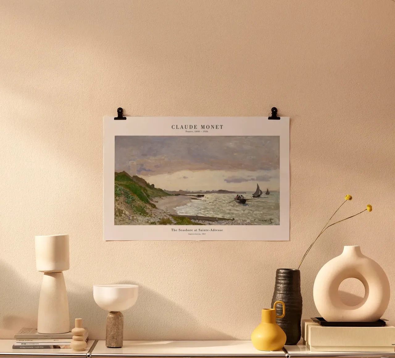 Claude Monet - La riva del mare a Sainte Adresse poster con telaio in plastica da Old Masters