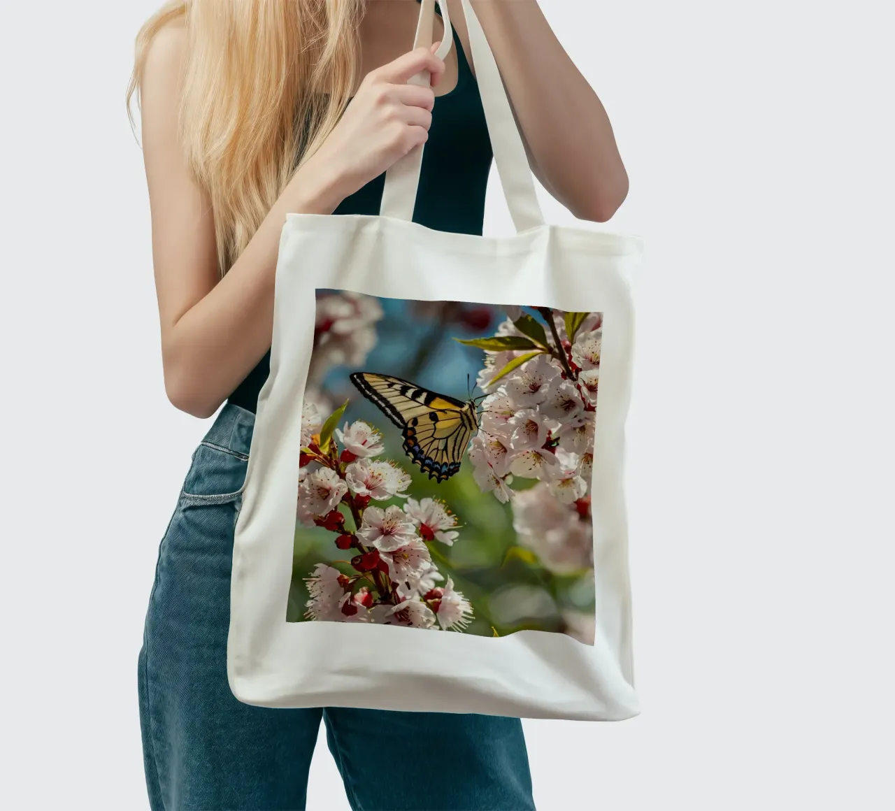 Una farfalla si posa delicatamente sui fiori sbocciati borsa in juta da DesignDoodle