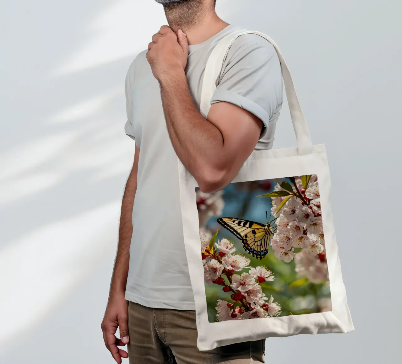 Una farfalla si posa delicatamente sui fiori sbocciati borsa in juta da DesignDoodle