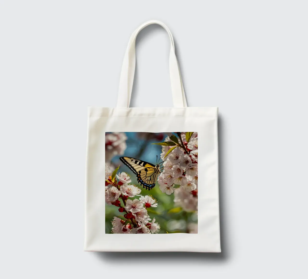 Una farfalla si posa delicatamente sui fiori sbocciati borsa in juta da DesignDoodle