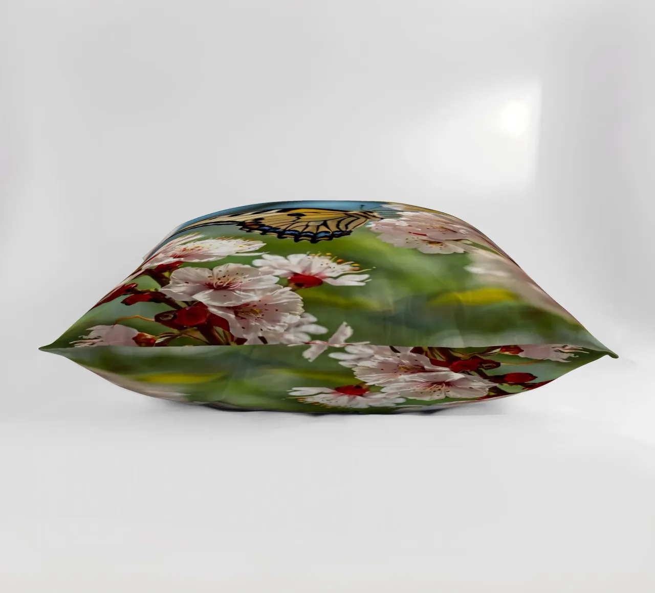 Una farfalla si posa delicatamente sui fiori sbocciati cuscino da DesignDoodle
