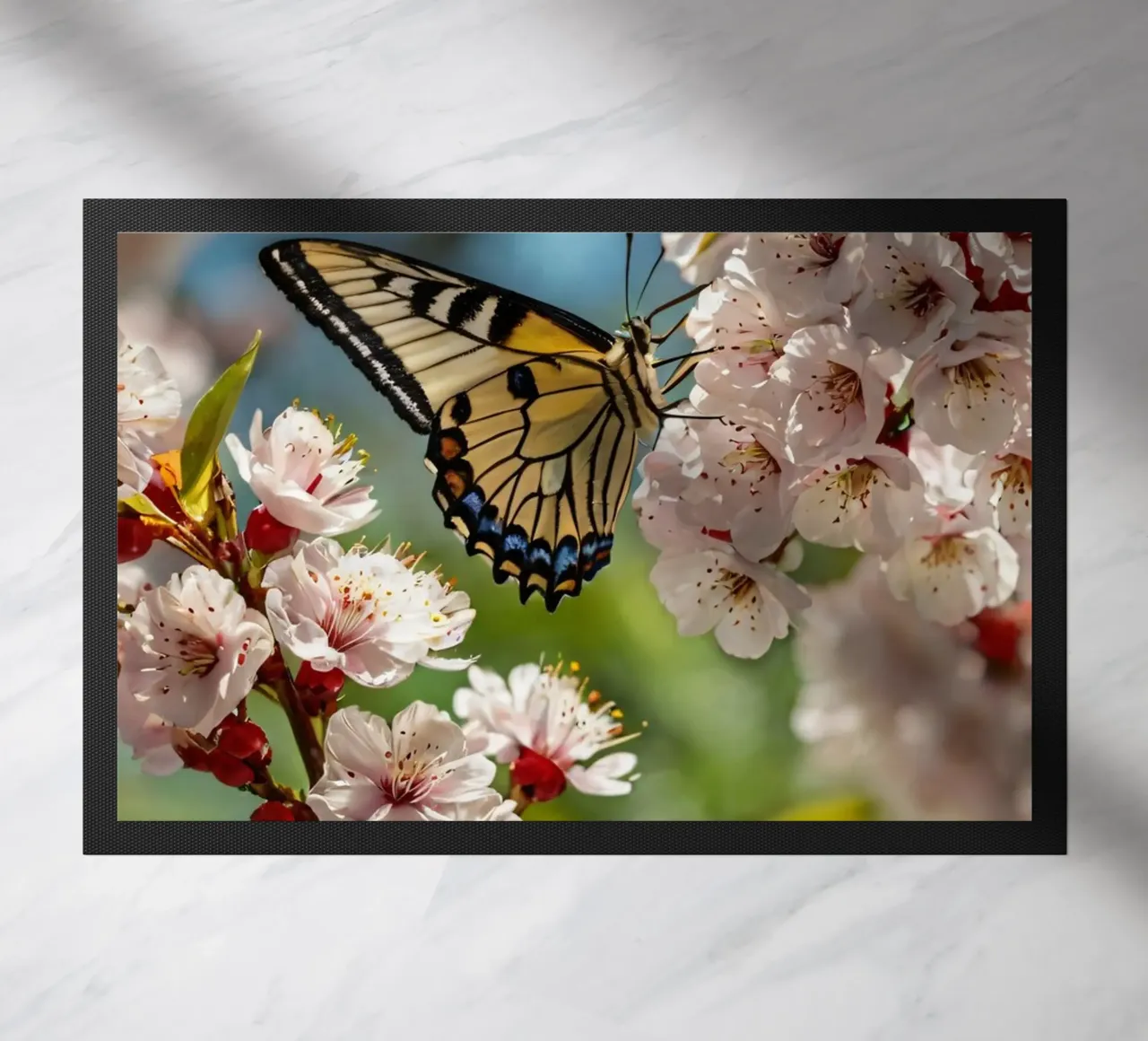 Una farfalla si posa delicatamente sui fiori sbocciati zerbino da DesignDoodle