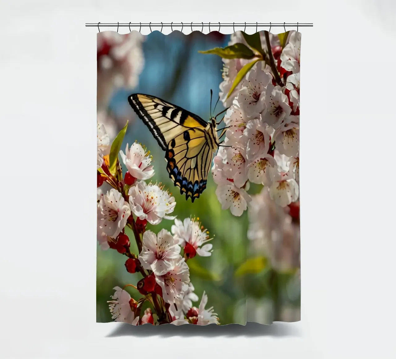 Una farfalla si posa delicatamente sui fiori sbocciati tenda da doccia da DesignDoodle