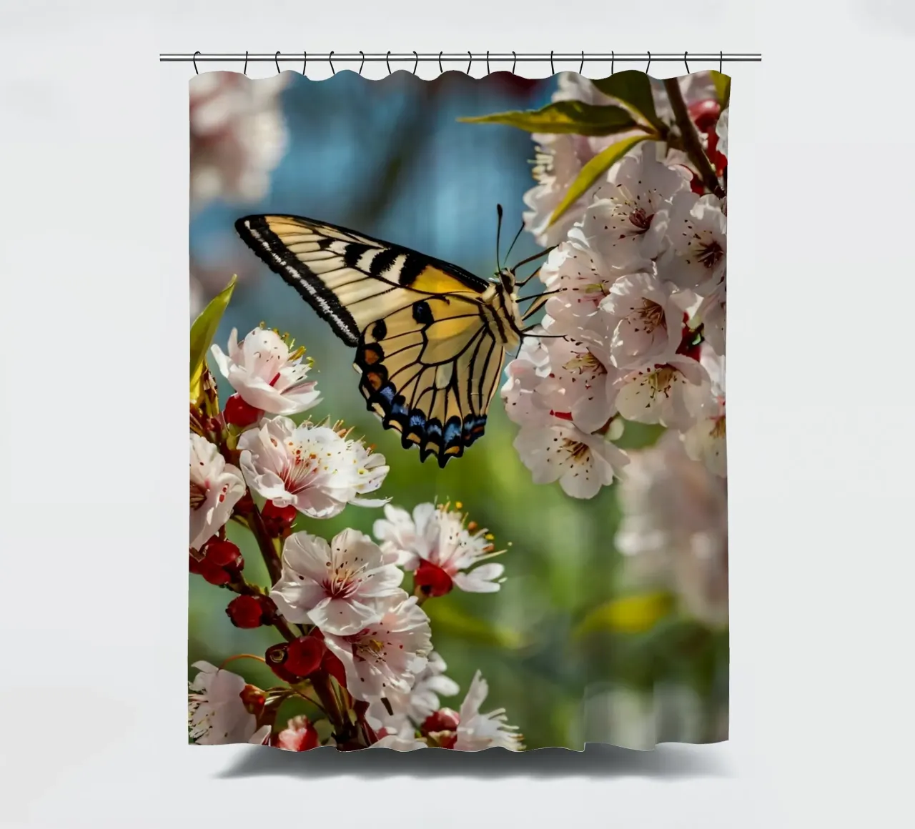 Una farfalla si posa delicatamente sui fiori sbocciati tenda da doccia da DesignDoodle
