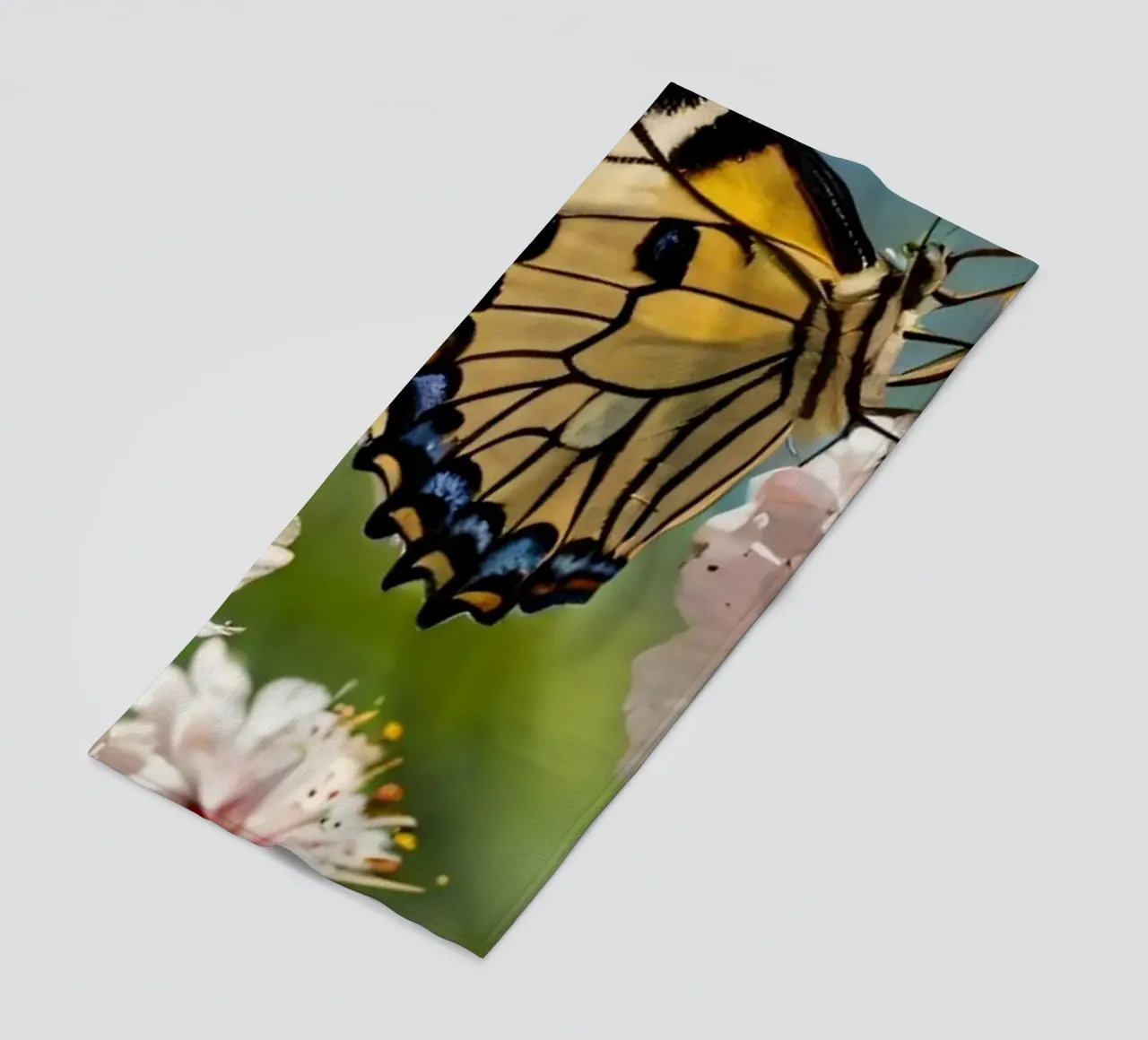 Una farfalla si posa delicatamente sui fiori sbocciati telo mare da DesignDoodle
