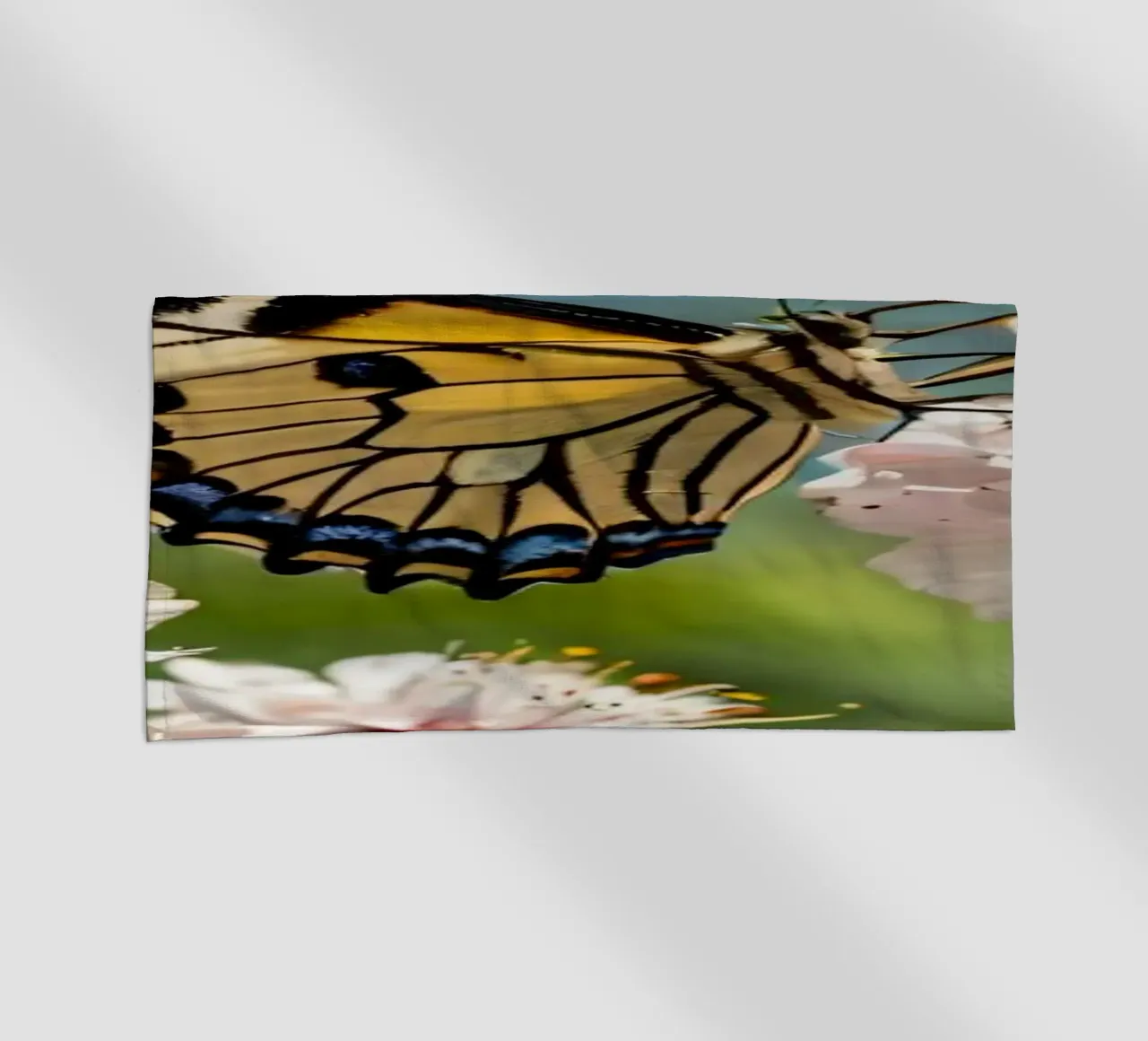 Una farfalla si posa delicatamente sui fiori sbocciati telo mare da DesignDoodle