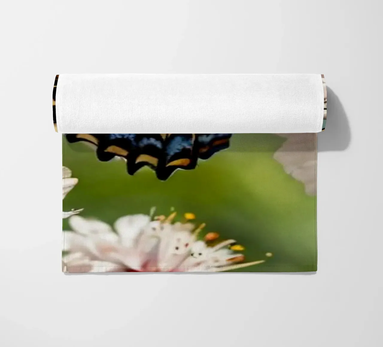 Una farfalla si posa delicatamente sui fiori sbocciati telo mare da DesignDoodle