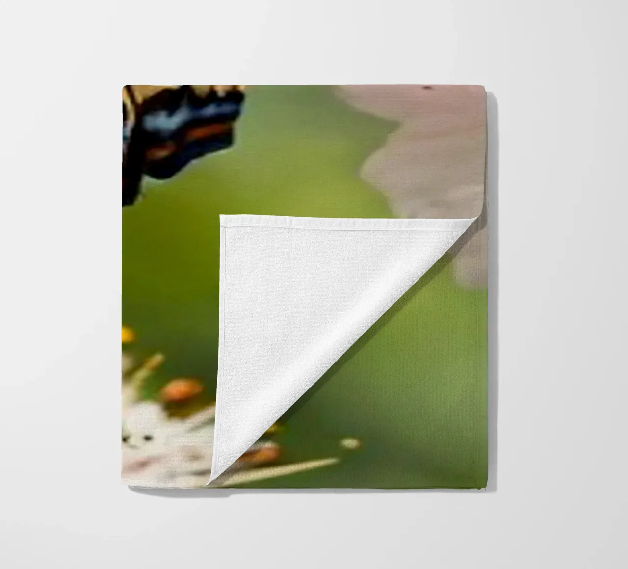 Una farfalla si posa delicatamente sui fiori sbocciati telo mare da DesignDoodle