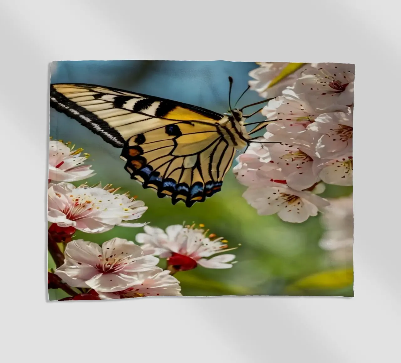Una farfalla si posa delicatamente sui fiori sbocciati telo mare da DesignDoodle