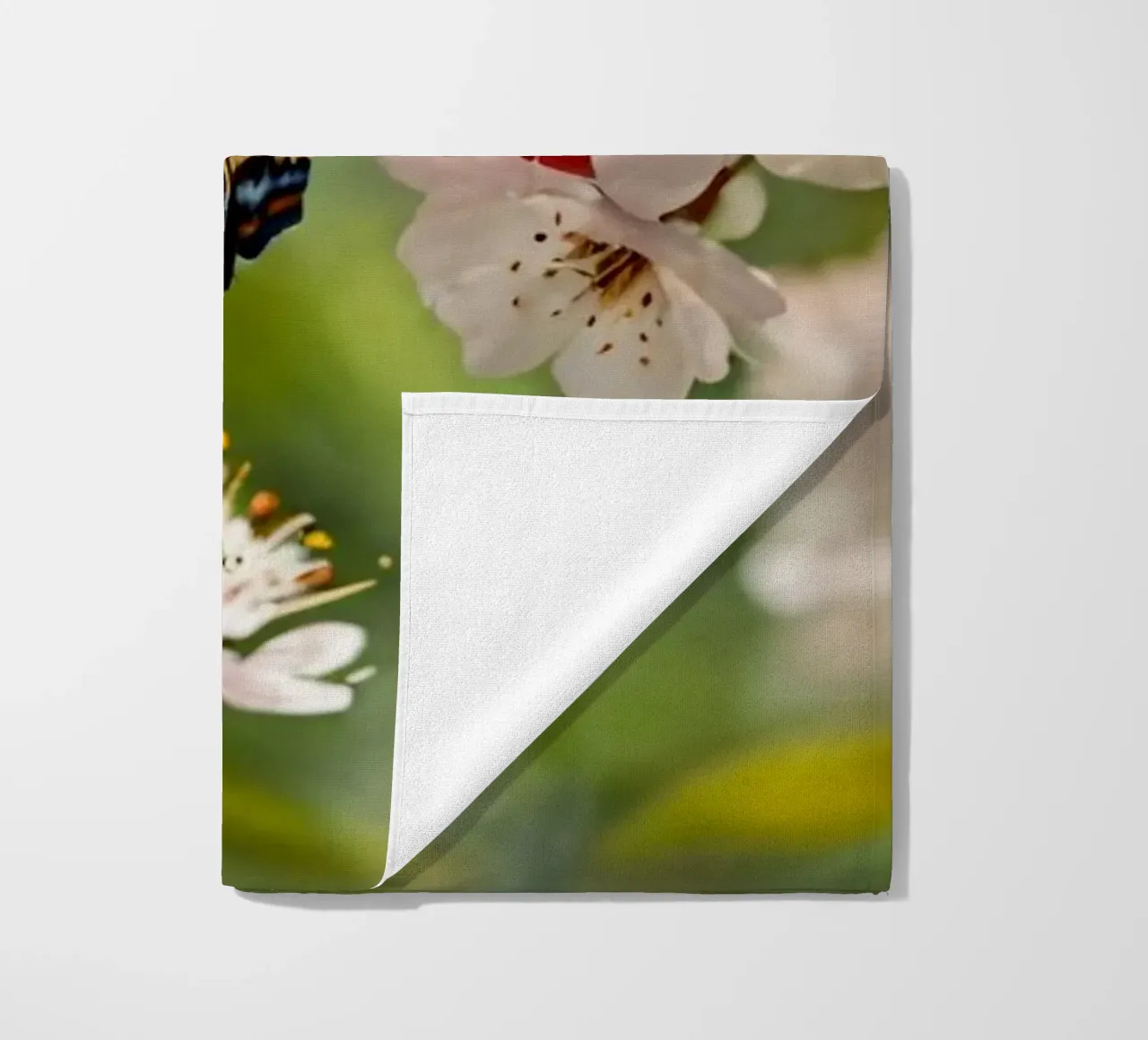 Una farfalla si posa delicatamente sui fiori sbocciati telo mare da DesignDoodle