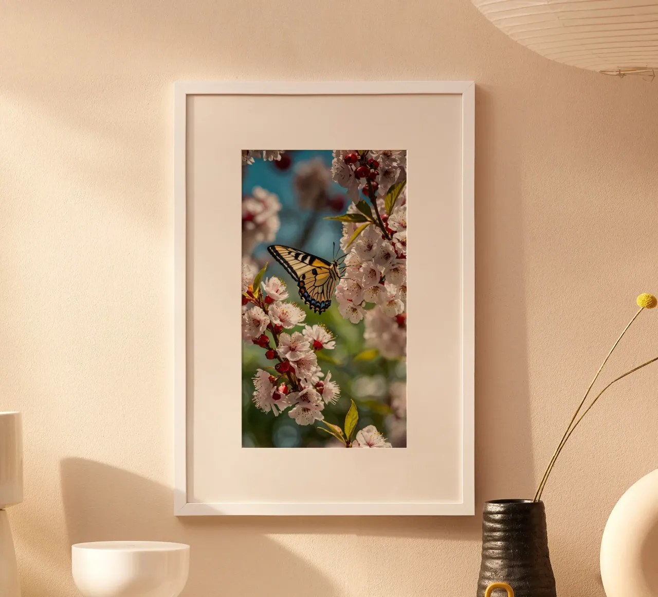 Una farfalla si posa delicatamente sui fiori sbocciati carta hahnemühle da DesignDoodle