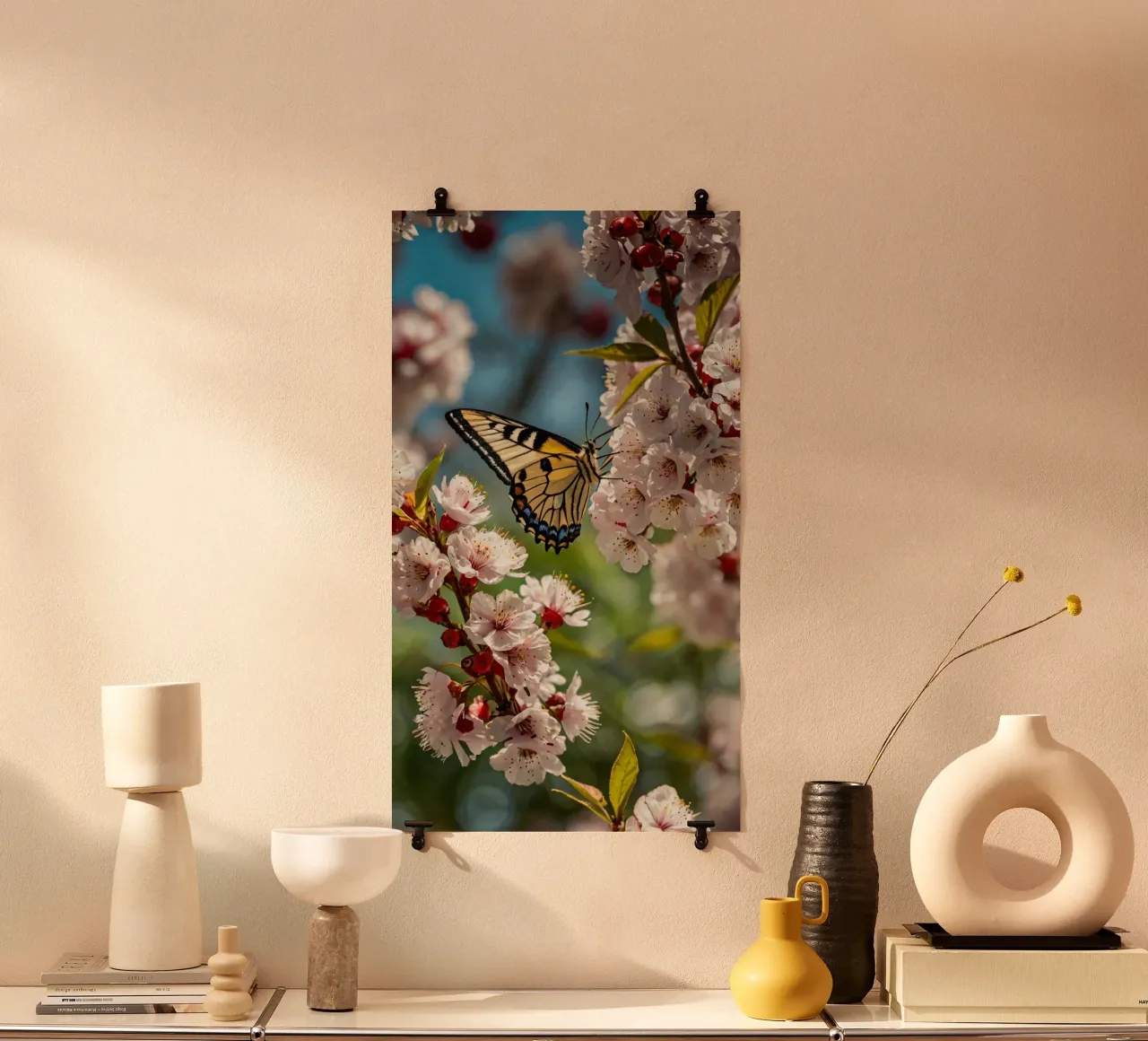 Una farfalla si posa delicatamente sui fiori sbocciati carta hahnemühle da DesignDoodle