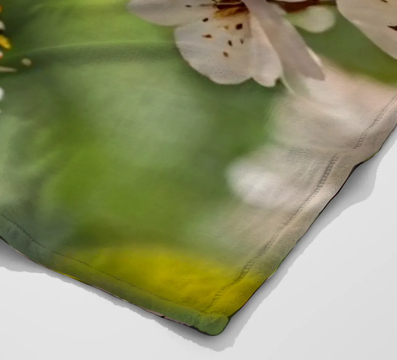 Una farfalla si posa delicatamente sui fiori sbocciati coperta in pile da DesignDoodle