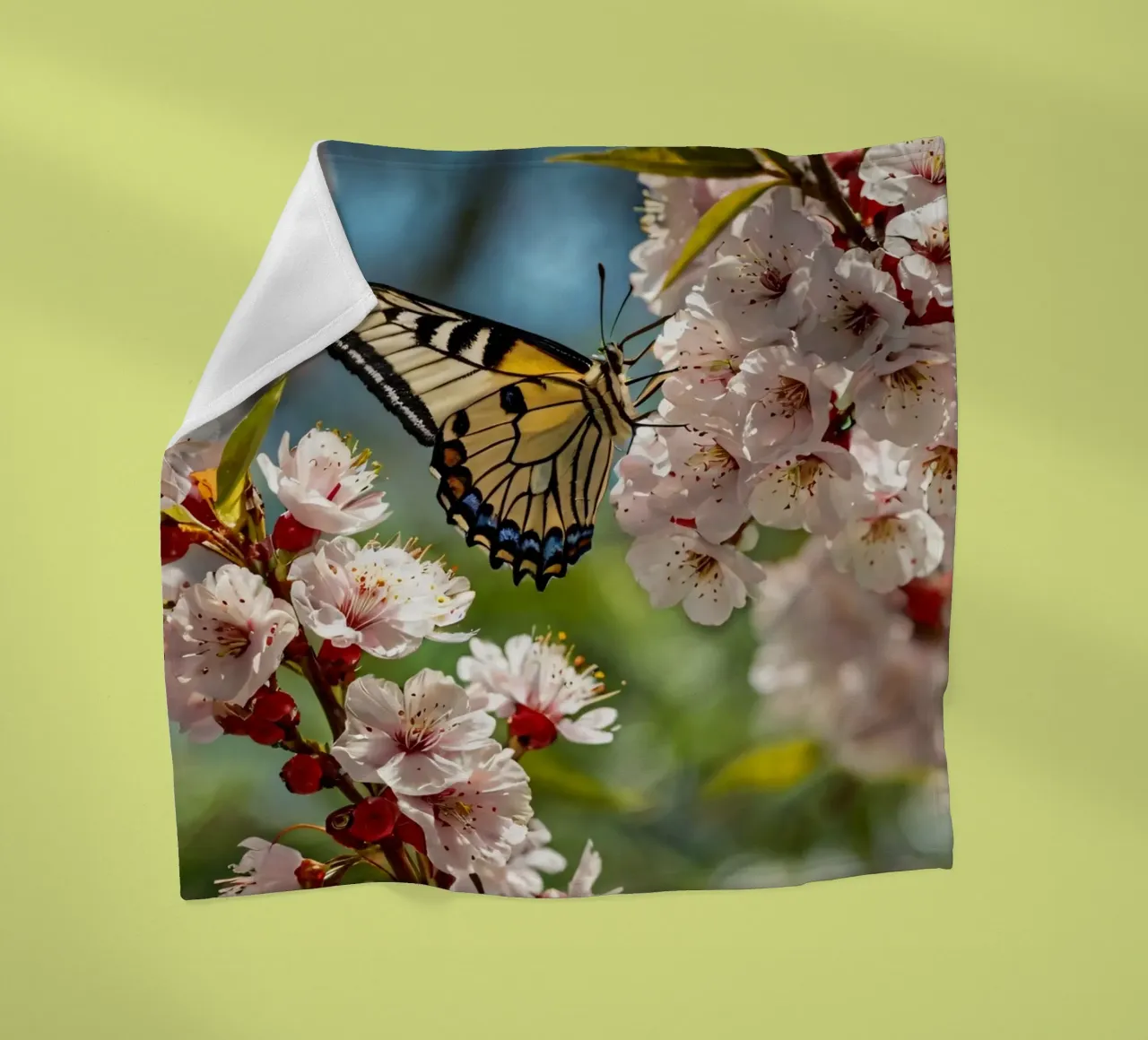 Una farfalla si posa delicatamente sui fiori sbocciati coperta in pile da DesignDoodle