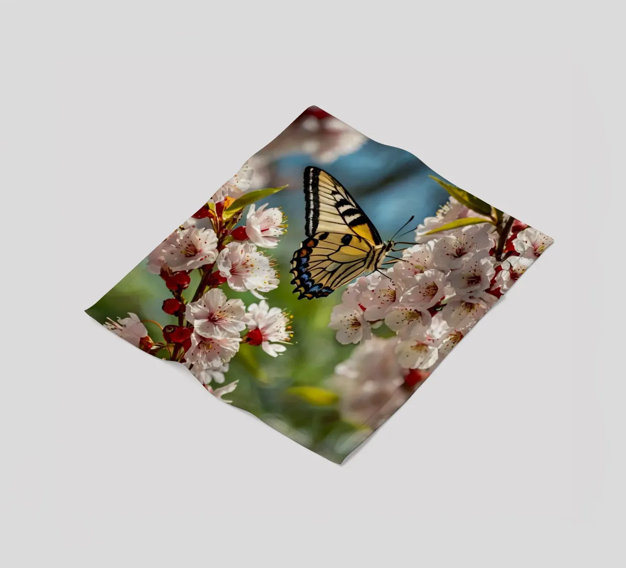 Una farfalla si posa delicatamente sui fiori sbocciati coperta in pile da DesignDoodle