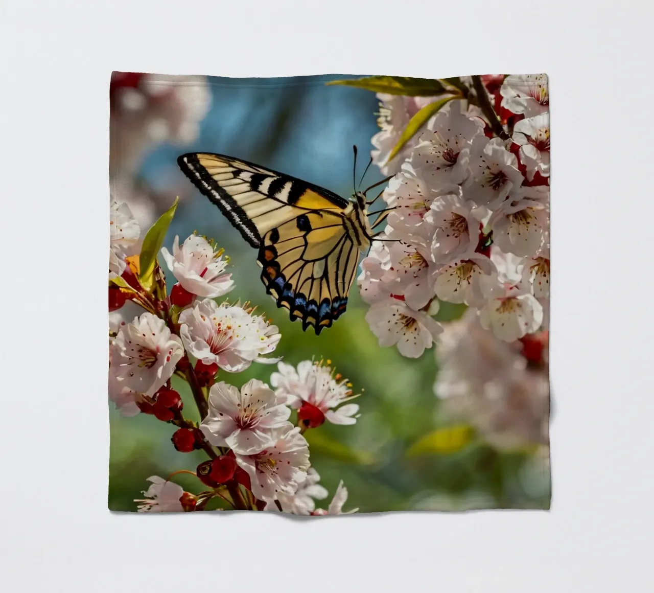 Una farfalla si posa delicatamente sui fiori sbocciati coperta in pile da DesignDoodle