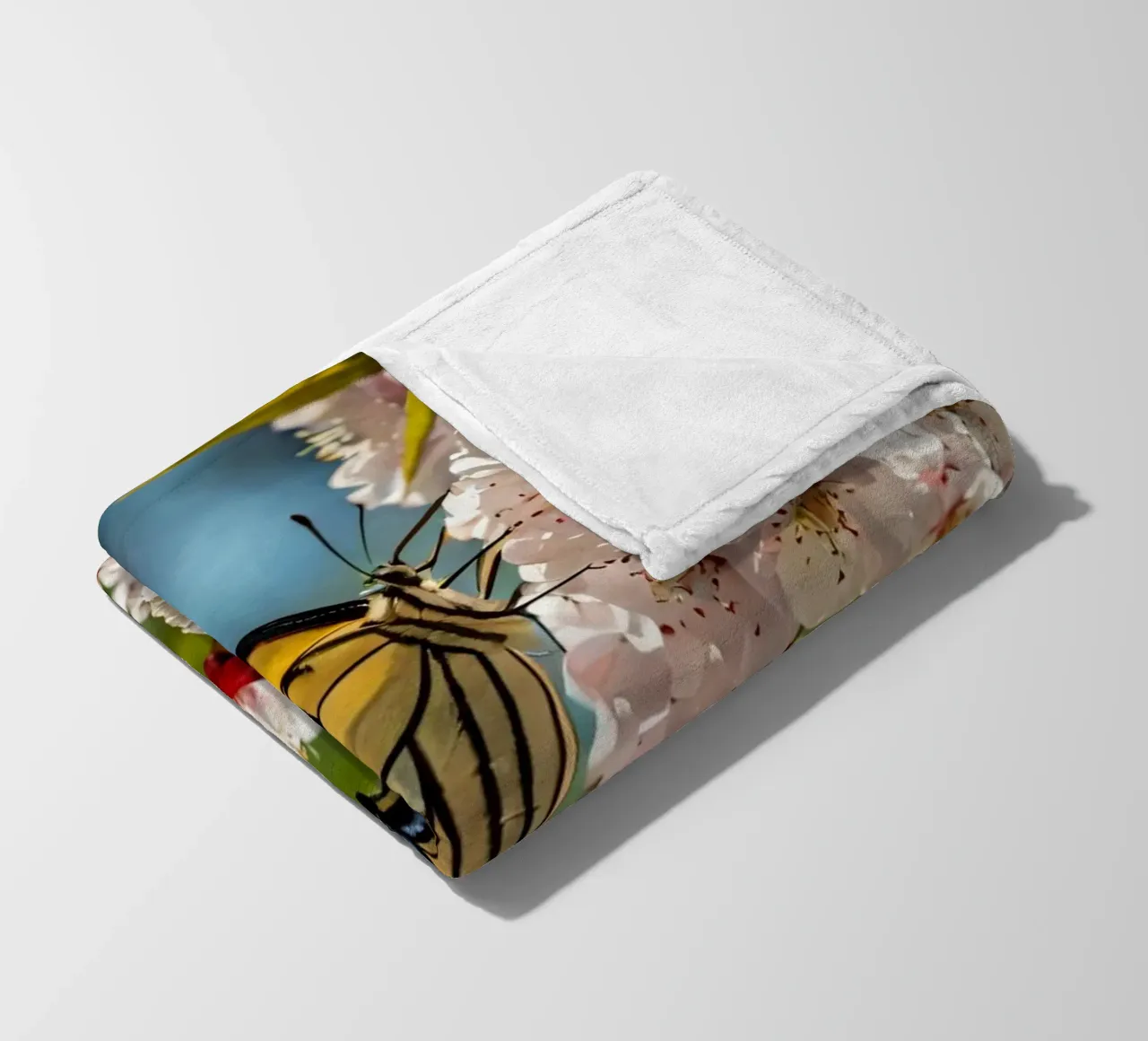 Una farfalla si posa delicatamente sui fiori sbocciati coperta in pile da DesignDoodle