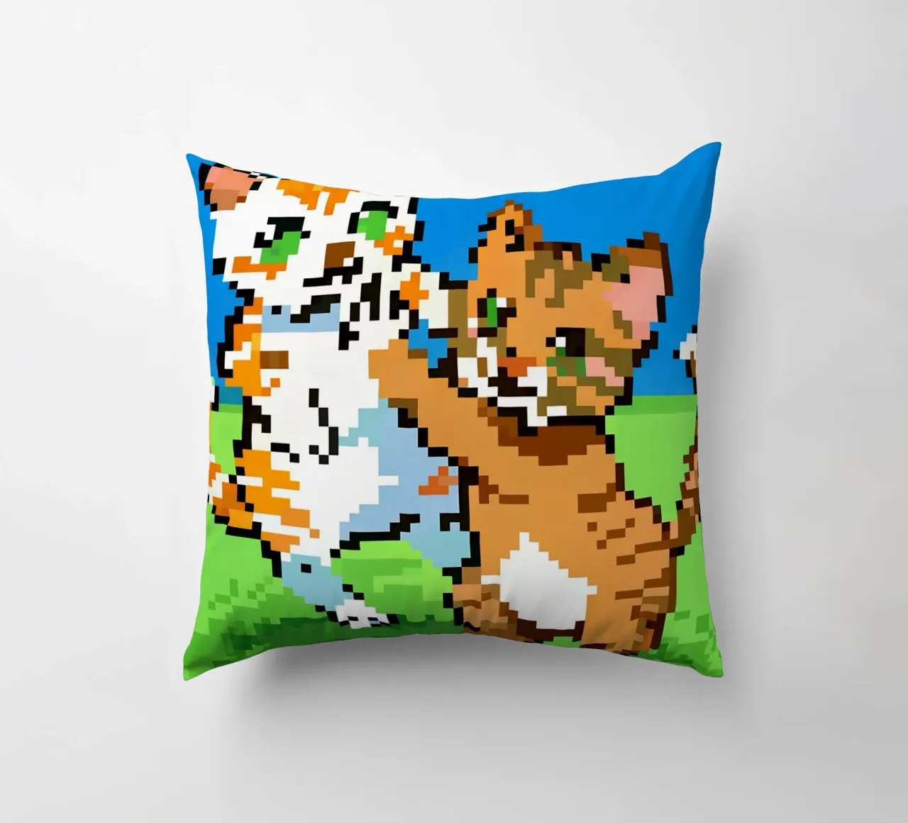 Due gatti che giocano cuscino da DOG AND CAT