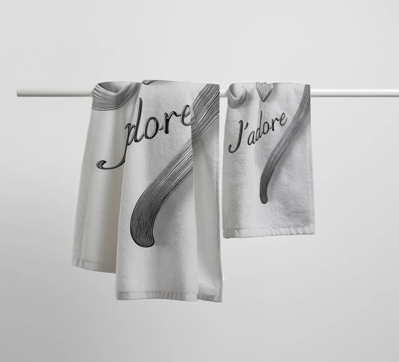 "J'adore" in bianco e nero asciugamano da bagno da Carinaprint