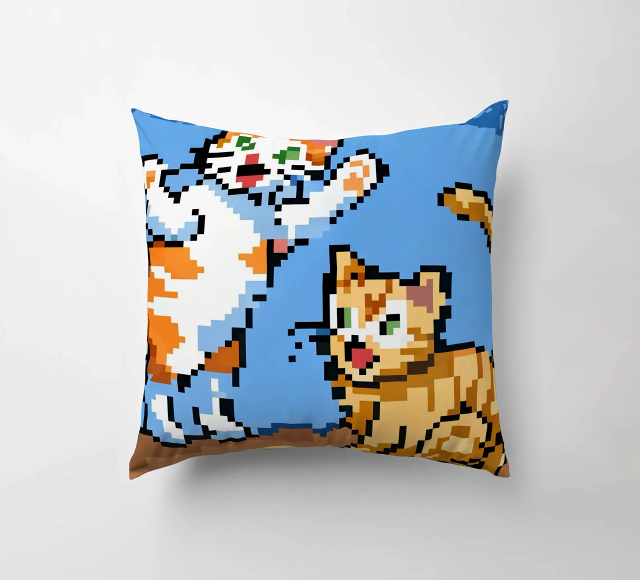 Due gatti che giocano cuscino da DOG AND CAT