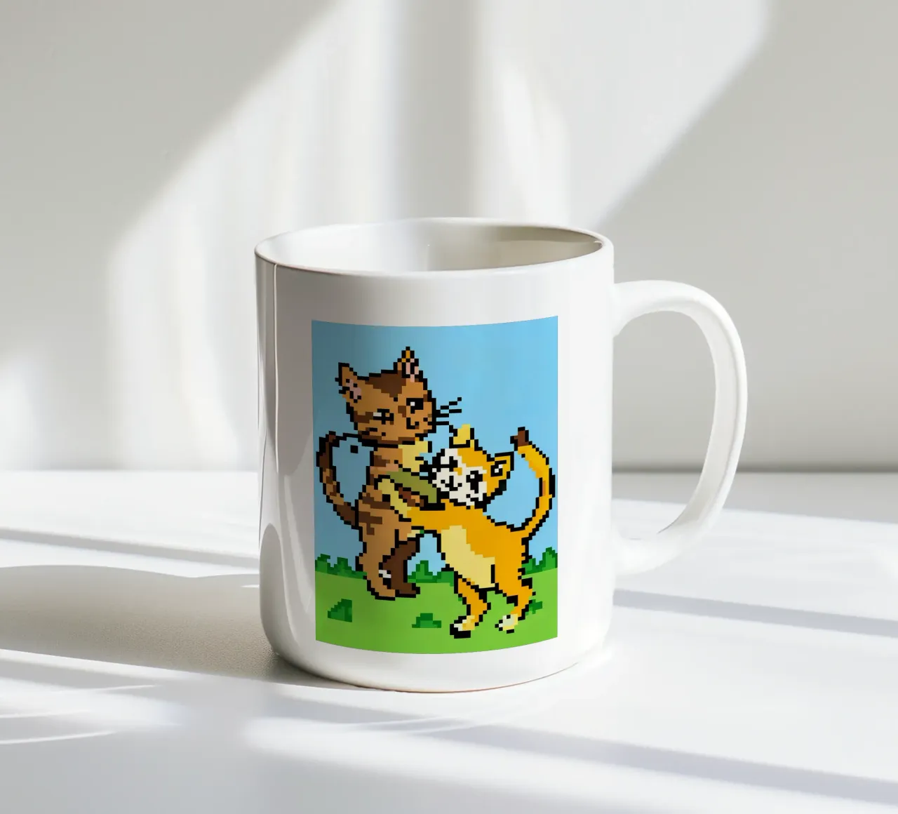 Due gatti che giocano tazza in ceramica da DOG AND CAT