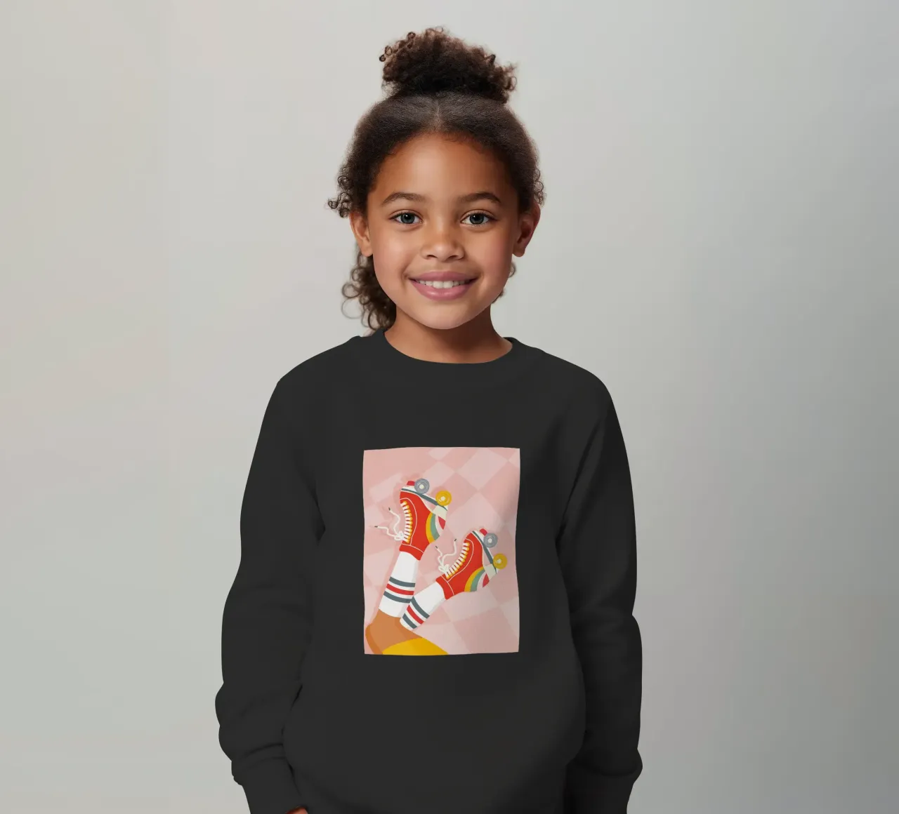 Pattini a rotelle retrò con posa a gambe in su su Groovy Checks felpa bambino da Dominique Vari