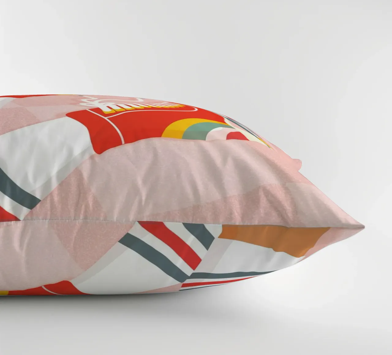 Pattini a rotelle retrò con posa a gambe in su su Groovy Checks cuscino da Dominique Vari