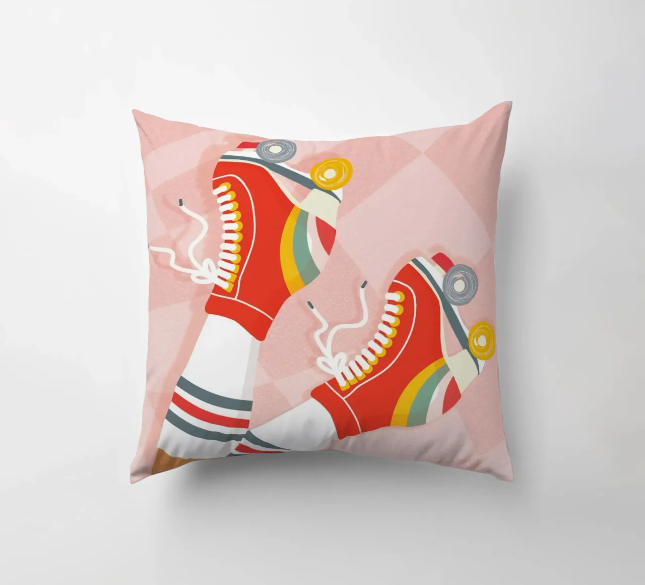 Pattini a rotelle retrò con posa a gambe in su su Groovy Checks cuscino da Dominique Vari