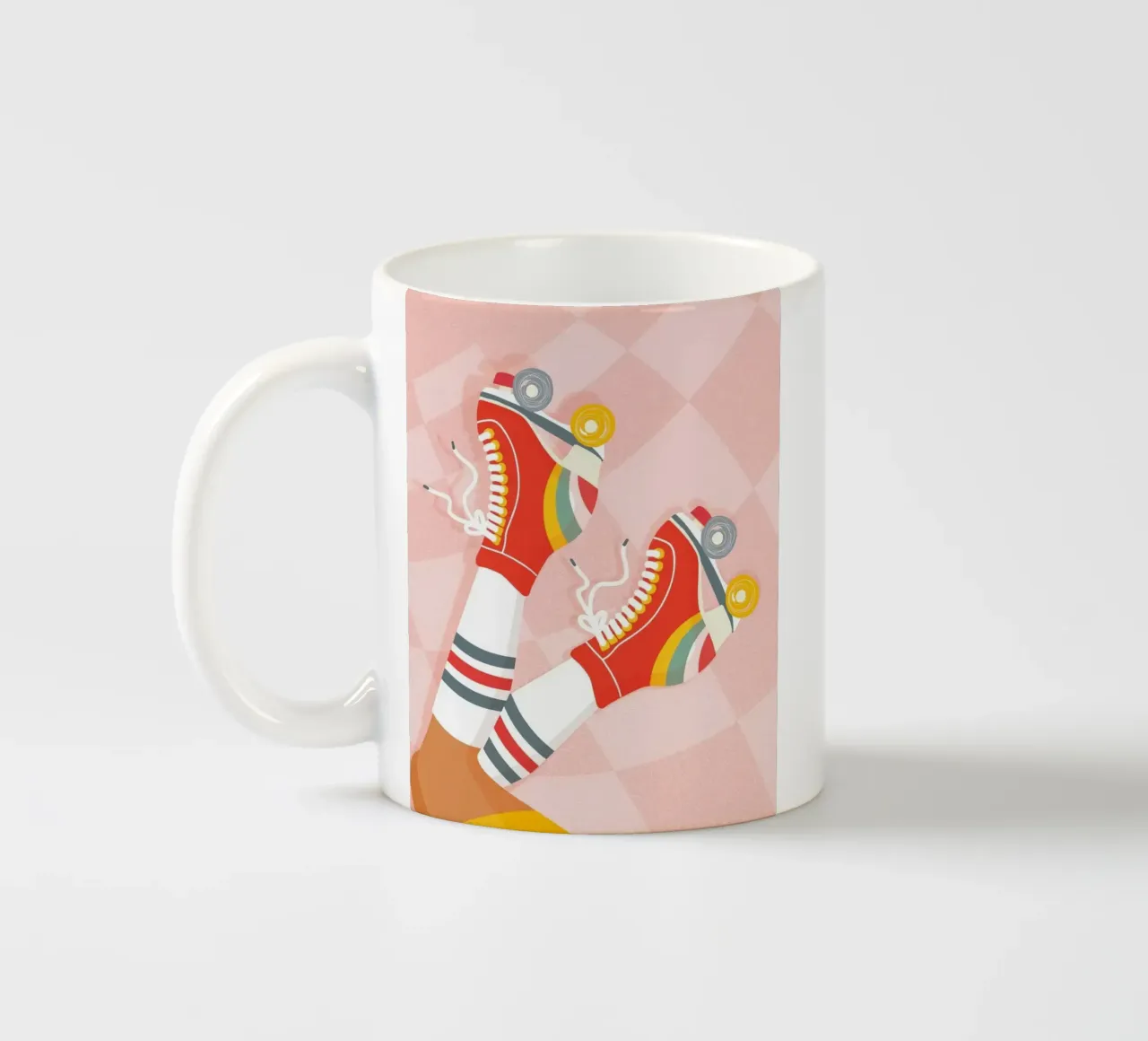 Pattini a rotelle retrò con posa a gambe in su su Groovy Checks tazza in ceramica da Dominique Vari