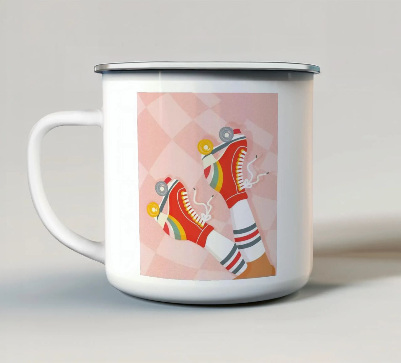 Pattini a rotelle retrò con posa a gambe in su su Groovy Checks tazza in smalto da Dominique Vari