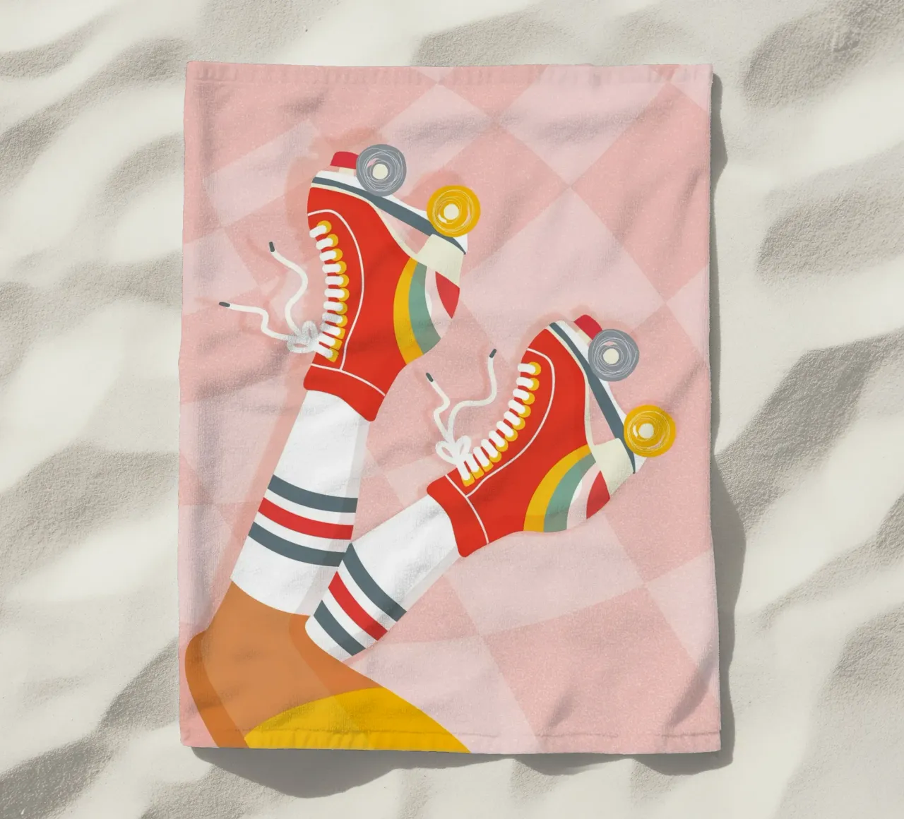 Pattini a rotelle retrò con posa a gambe in su su Groovy Checks telo mare da Dominique Vari