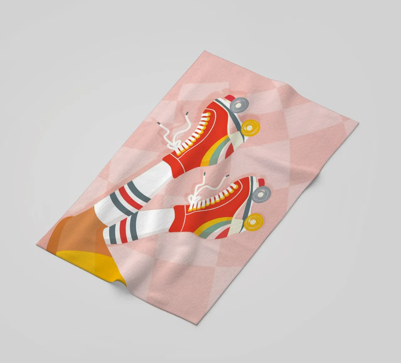 Pattini a rotelle retrò con posa a gambe in su su Groovy Checks telo mare da Dominique Vari