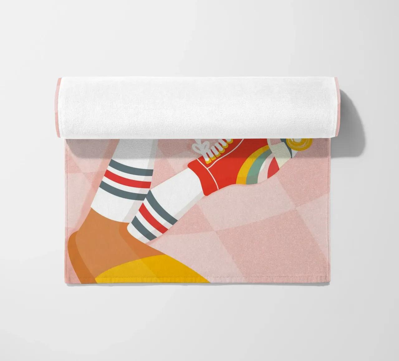 Pattini a rotelle retrò con posa a gambe in su su Groovy Checks telo mare da Dominique Vari